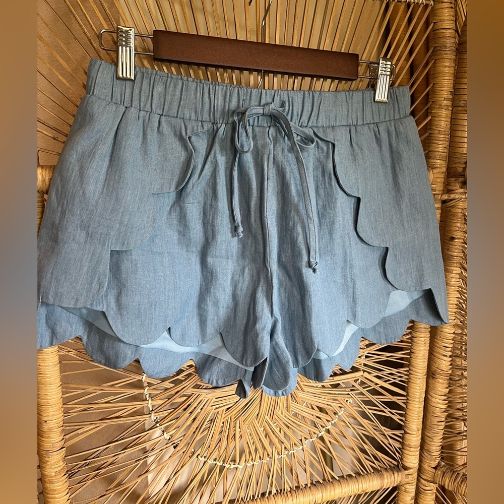 Boutique Light blue scalloped shorts